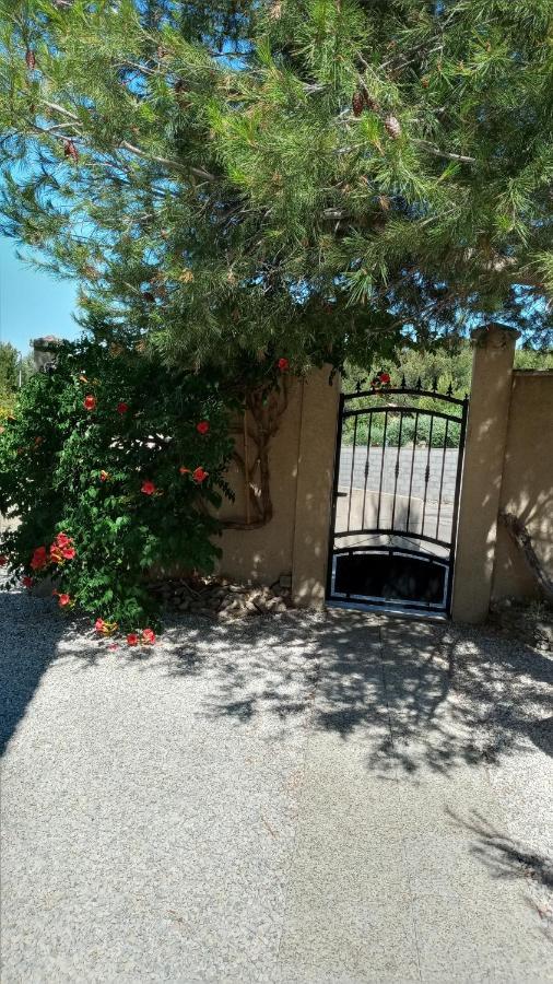 Les Coronilles Bed and Breakfast Beaucaire  Exteriör bild
