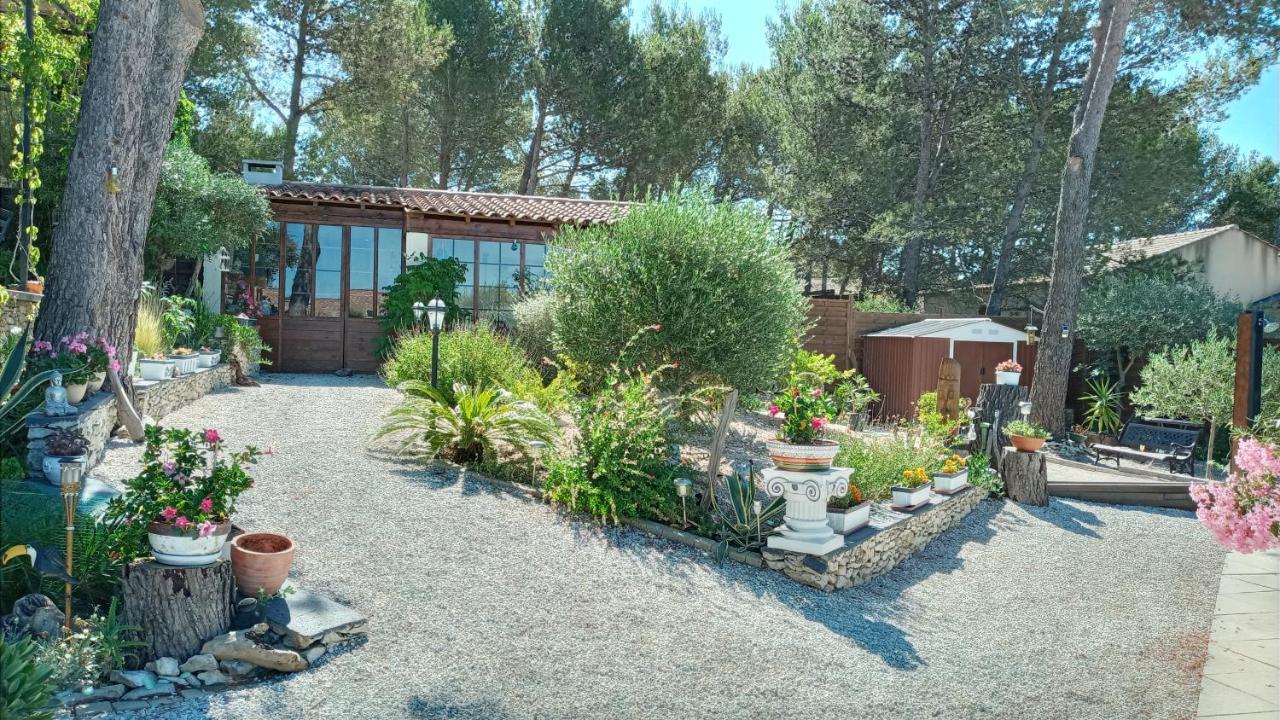 Les Coronilles Bed and Breakfast Beaucaire  Exteriör bild