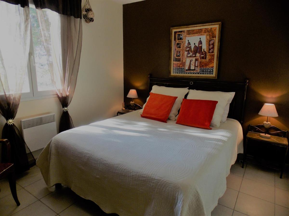 Les Coronilles Bed and Breakfast Beaucaire  Exteriör bild