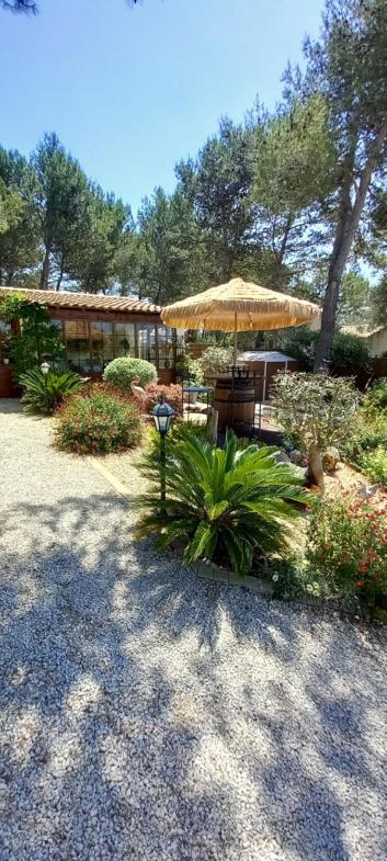 Les Coronilles Bed and Breakfast Beaucaire  Exteriör bild