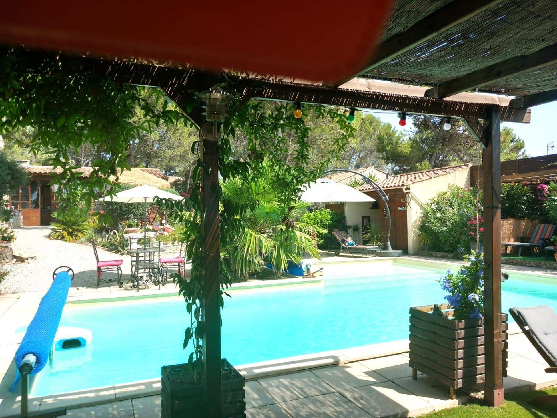 Les Coronilles Bed and Breakfast Beaucaire  Exteriör bild