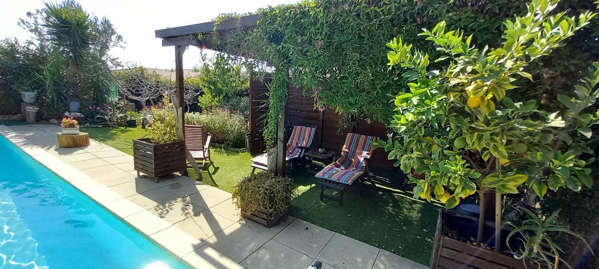 Les Coronilles Bed and Breakfast Beaucaire  Exteriör bild